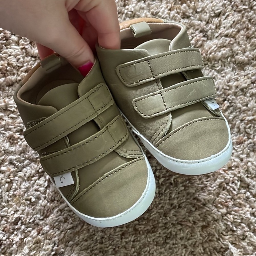 Little Love Bug barefoot green shoes size 6 NWOT